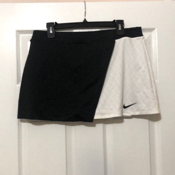 Nike women’s Dri-Fit tennis skort. Large. Black and white front/white back. - Picture 1 of 6